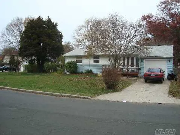 7 Yalta Dr, Central Islip, NY 11722