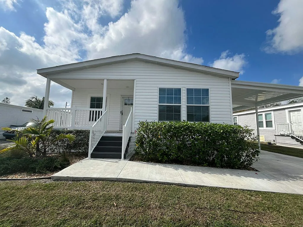 3 bed, 2.0 bath, 1372 sqft, $1,699 — Photo 1