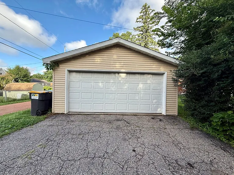 415 Weston Ave — Photo 25