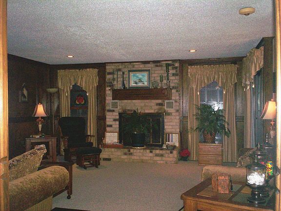 Large greatroom with fire place