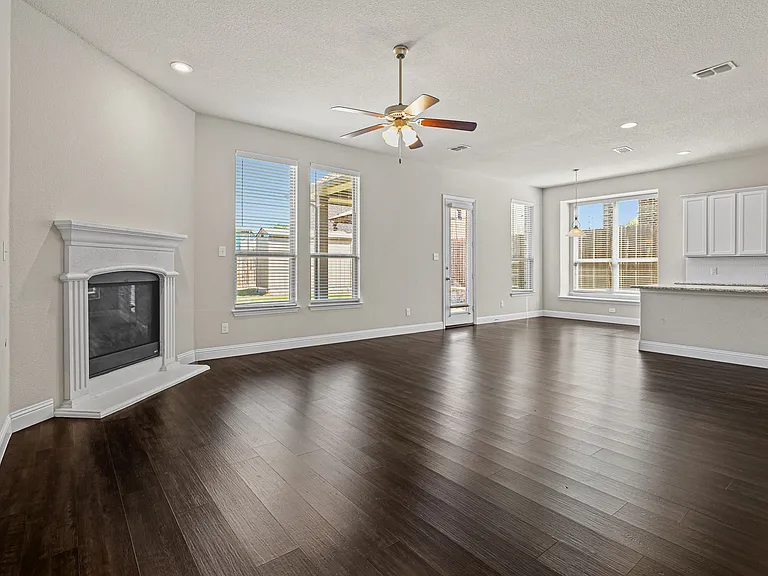 1701 Meadowleaf Ln — Photo 2