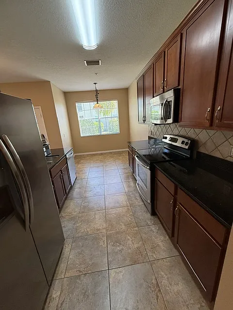 2 bed, 1400 sqft, $2,100 — Photo 3