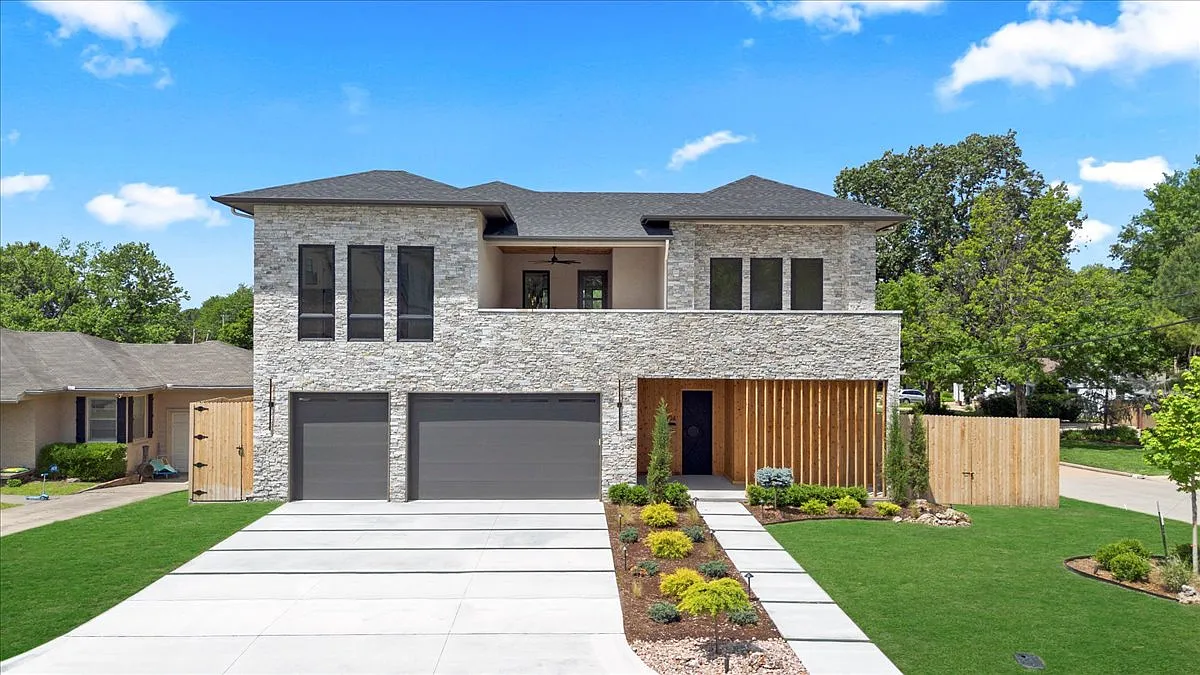 5 bed, 5.5 bath, 5575 sqft, $40,000 — Photo 1