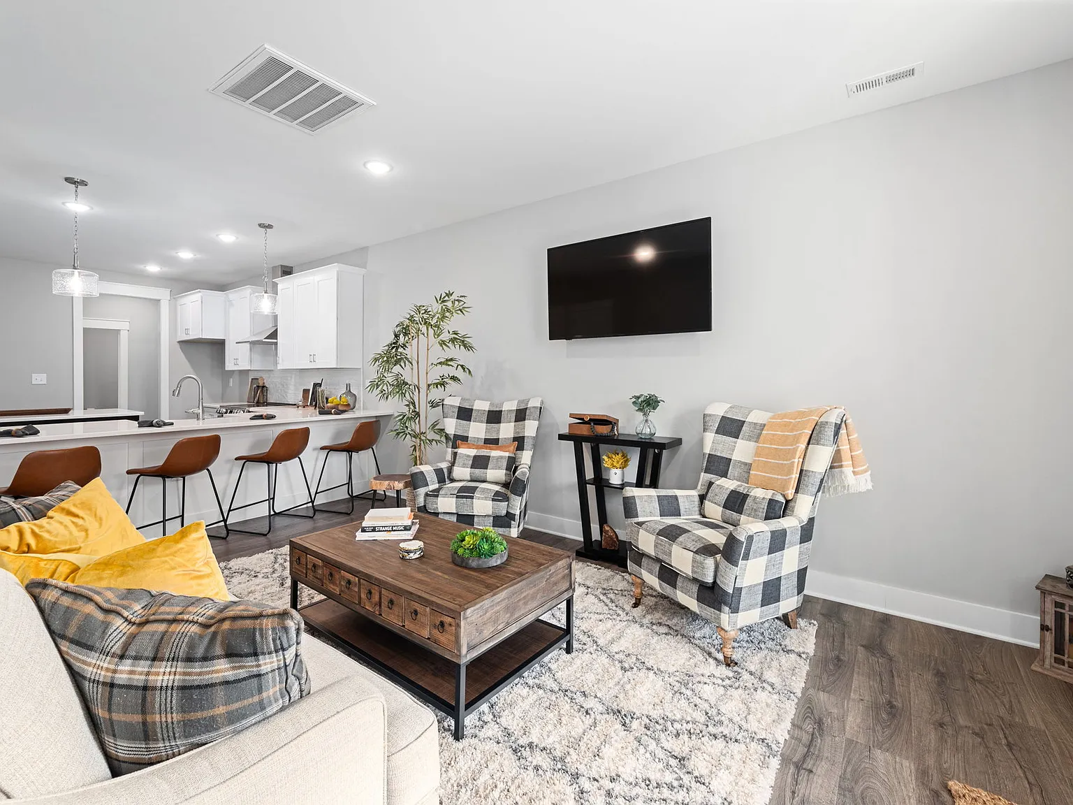 3 bed, $2,100 — Photo 4