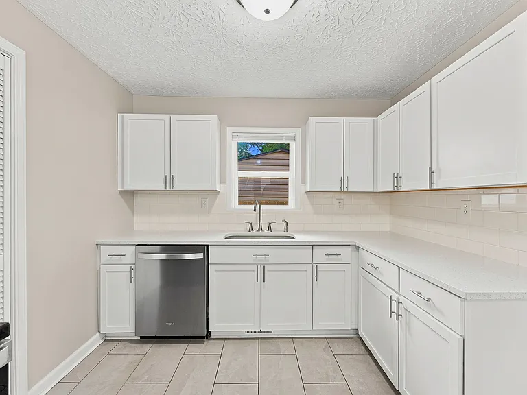 902 Warren Ave — Photo 9