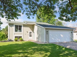 566 Kassel Ln, Chaska, MN 55318