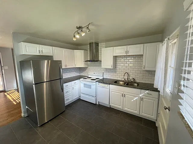 2 bed, 900 sqft, $1,850 — Photo 2
