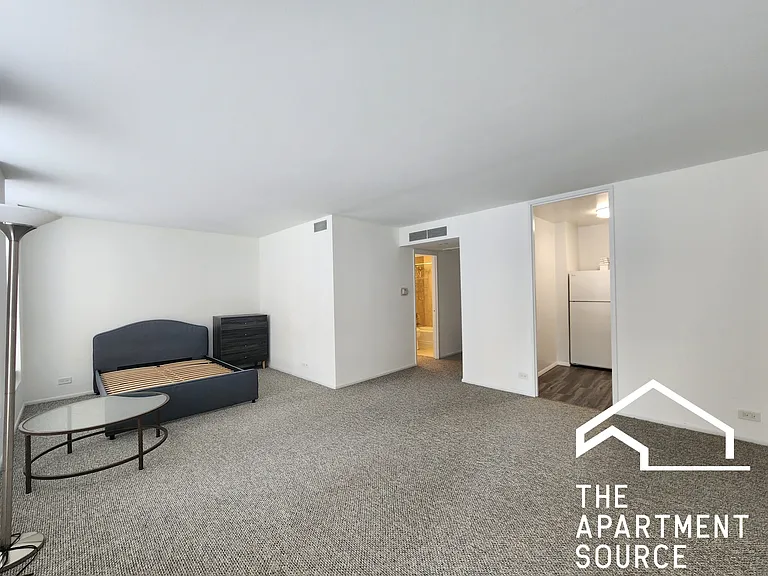 260 E Chestnut St #803 — Photo 2