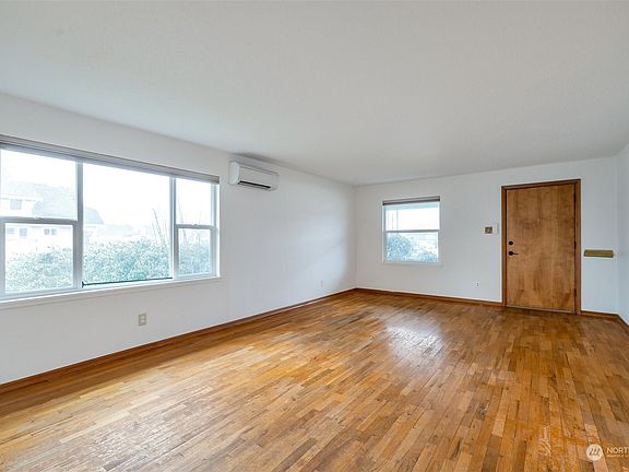 3rd image of 5923 S Montgomery