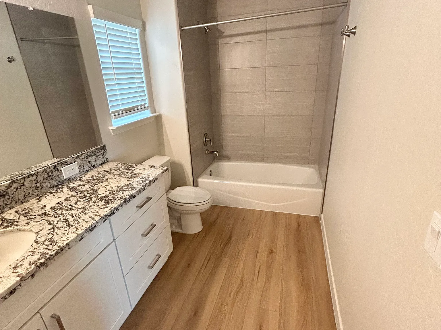 2 bed, 1.0 bath, 800 sqft, $1,795 — Photo 4