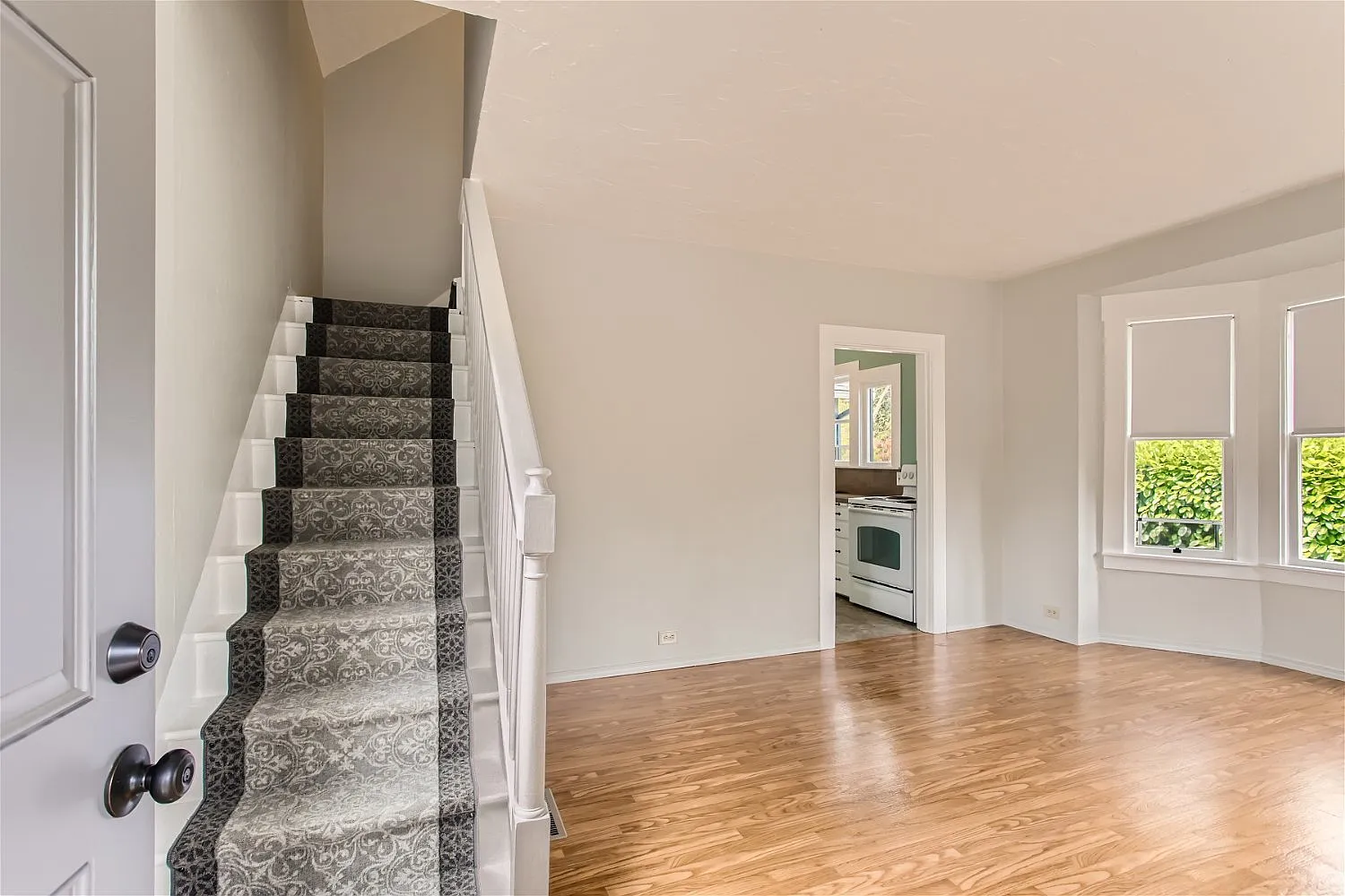 3 bed, 1.0 bath, 850 sqft, $2,289 — Photo 3