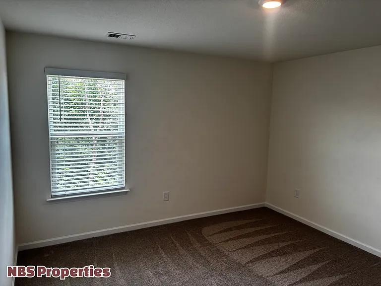 935 Utopia Ln — Photo 18