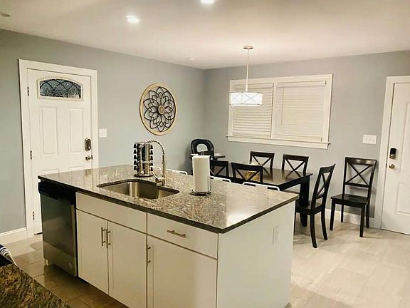 3rd image of 1002 W Arlington Blvd