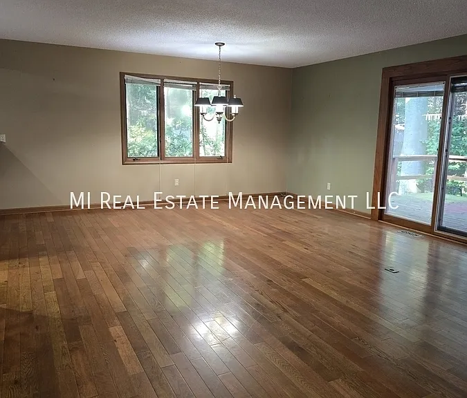 1268 Oakhampton Rd — Photo 5