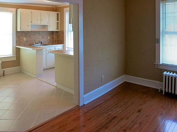 3rd image of 140 Bay Ave APT 6