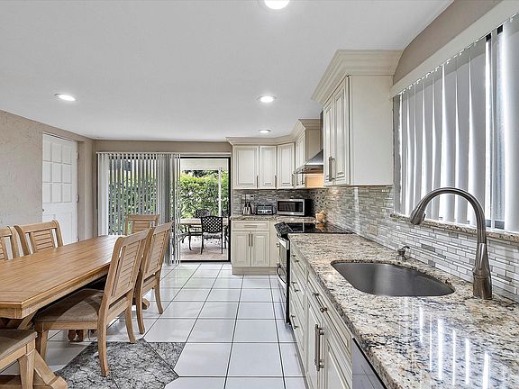 5th image of 220 SW 32nd Avenue