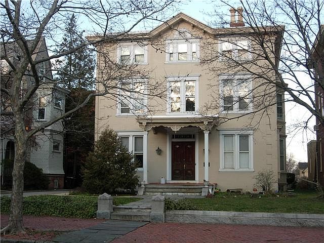 Front of Building Facing DE AV& the Monument