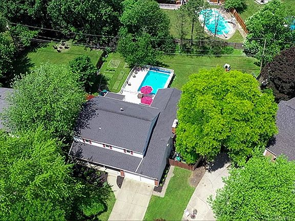 3rd image of 114 Carriage Cir