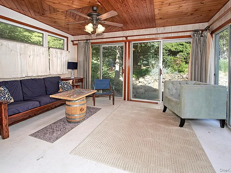 1015 Shore Acres Dr — Photo 7