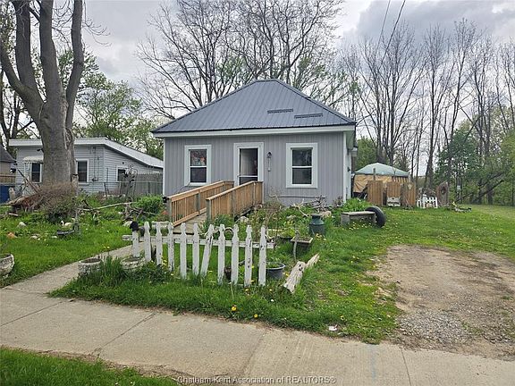 2nd image of 249 King St E