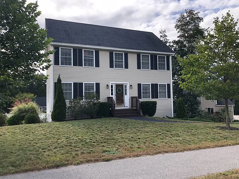64 Hawthorne Cir — Photo 1