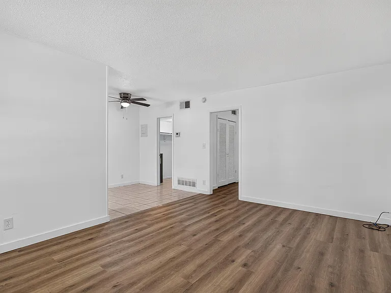2391 NE 11th Ct — Photo 11