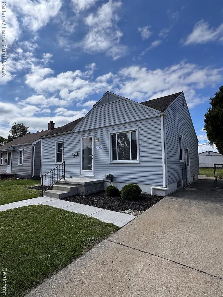 2 bed, 1.0 bath, 688 sqft, $1,300 — Photo 2