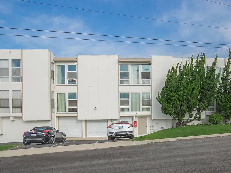 Sea Breeze Beach Apartments — Photo 8