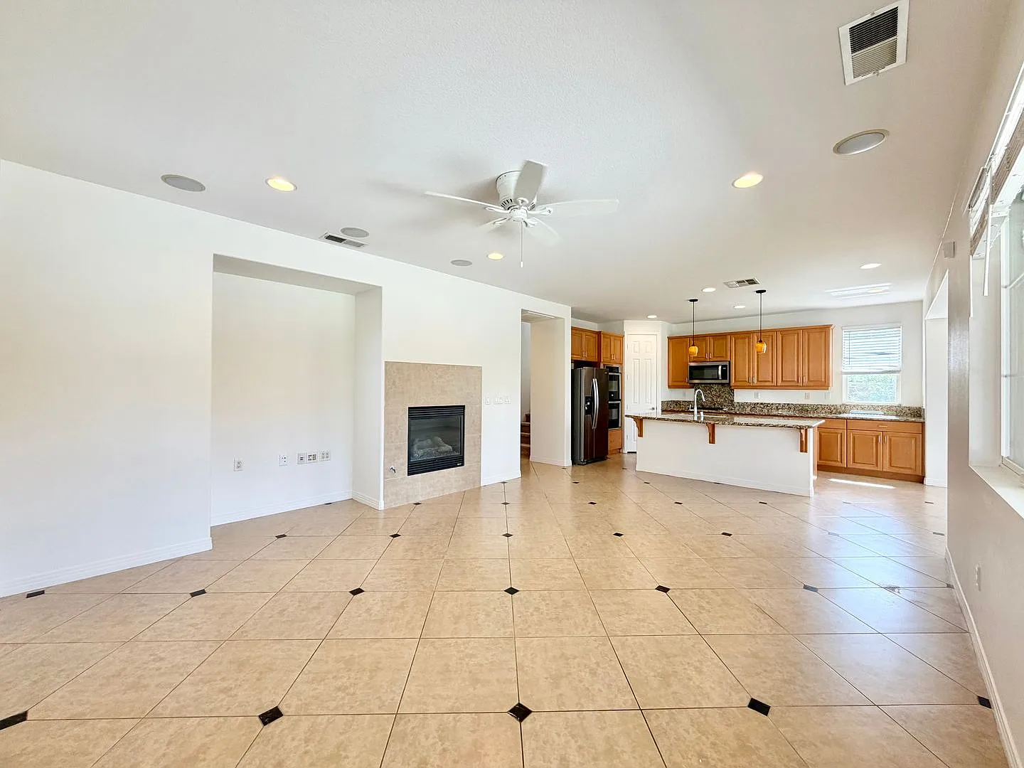 Available Now! Gorgeous 4 Bedroom 3 Bathroom Pool Home In Palm Desert! — Photo 3