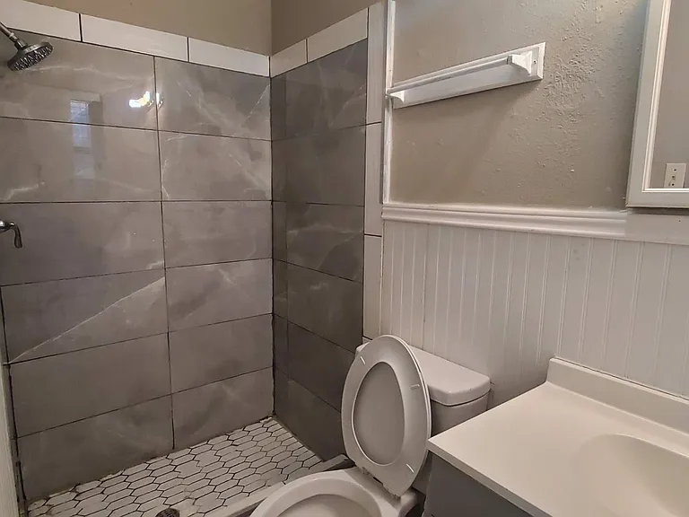 427 Royal Crest Dr — Photo 7