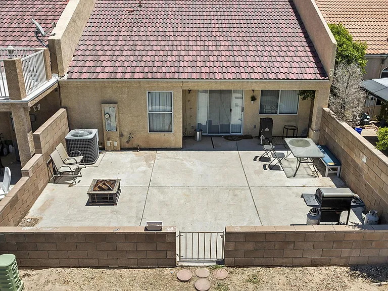 2945 Country Club Dr — Photo 3