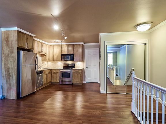 5th image of 336 Barrington Square Est APT D
