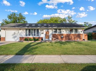207 Basswood Dr, Elk Grove Village, IL 60007