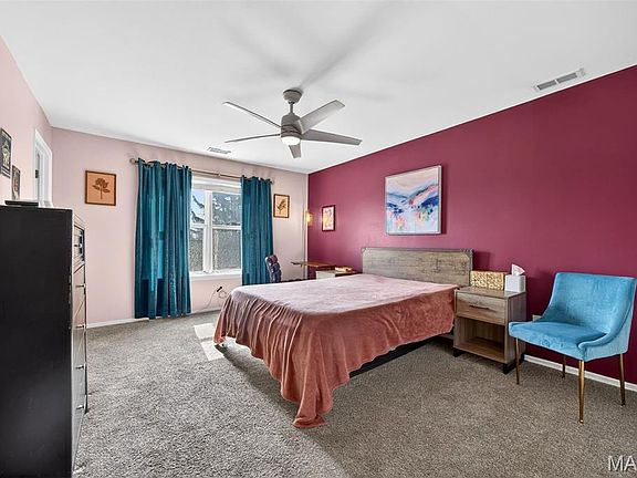 4th image of 74 Sugar Glen Ct