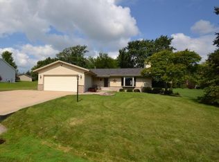8313 S Woodridge Dr, Oak Creek, WI 53154
