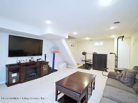 5th image of 18 Hardy Pl