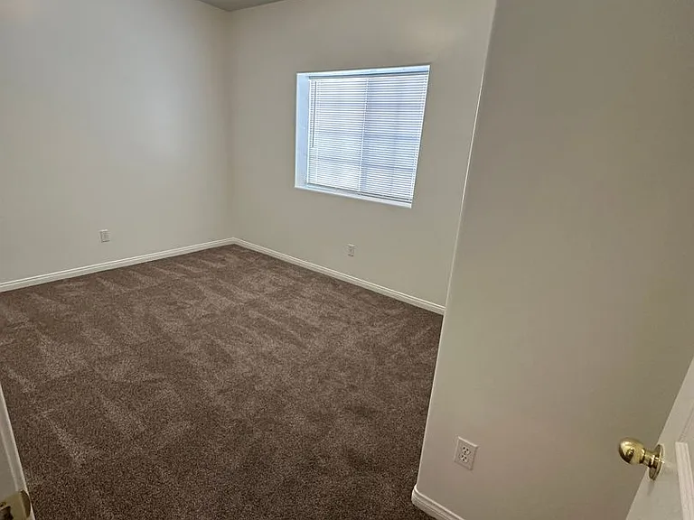 516 Yellow Meadow Ct — Photo 10