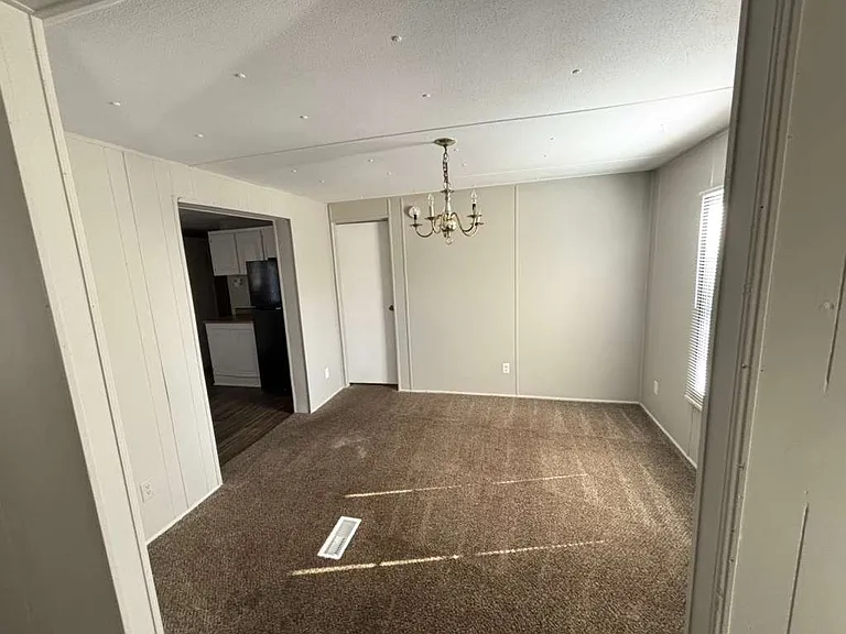 322 Derrick St — Photo 6