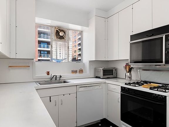 5th image of 45 Sutton Pl S APT 10B