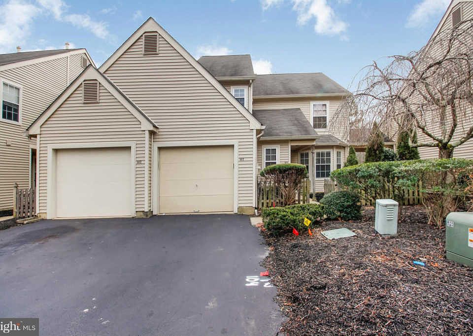 1st image of 102 Woodlake Dr