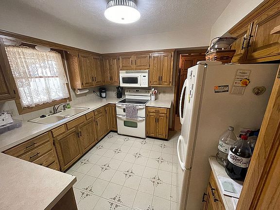 5th image of 3707 Hillcrest Dr