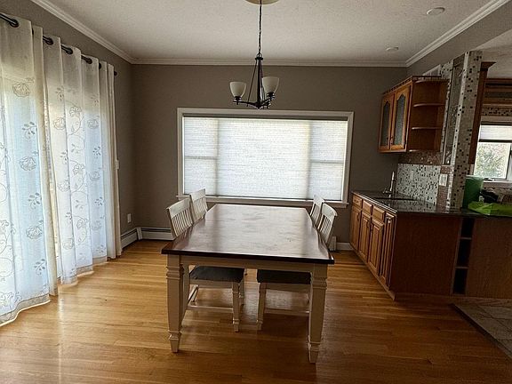 Eating area and wet bar