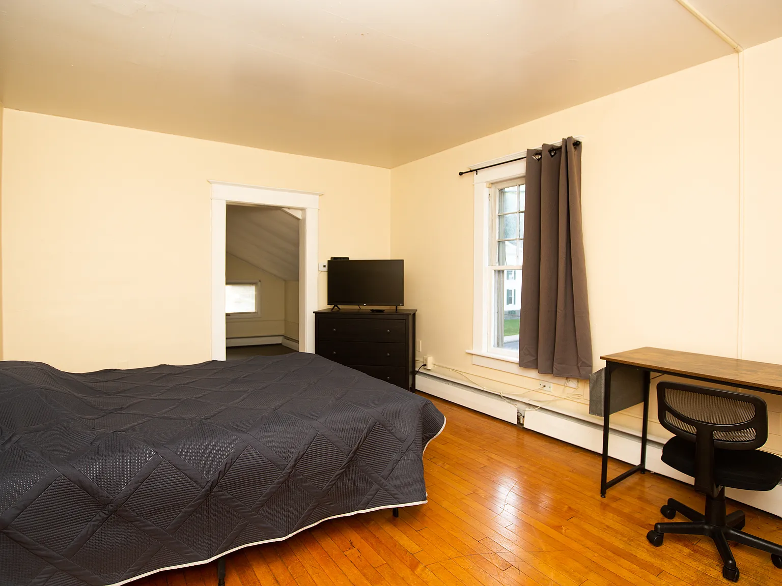 4 bed, 1.5 bath, 1800 sqft, $3,440 — Photo 4