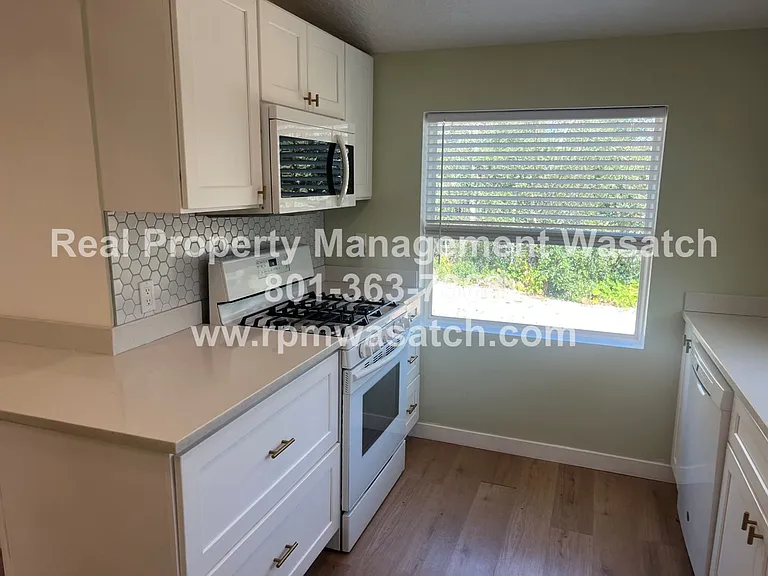 1388 Country Ln — Photo 10