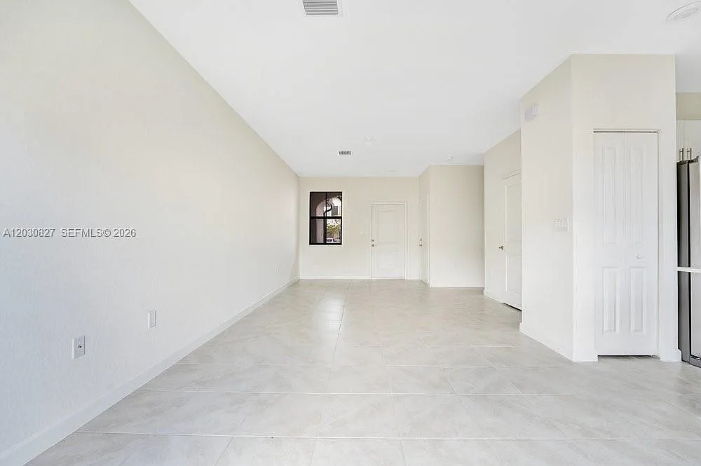 3 bed, 1334 sqft, $2,850 — Photo 3