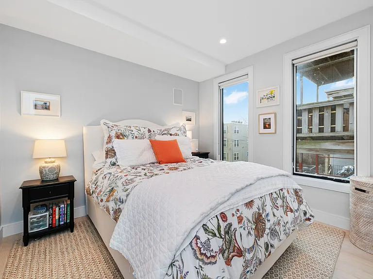 347 Maverick St #7 — Photo 13