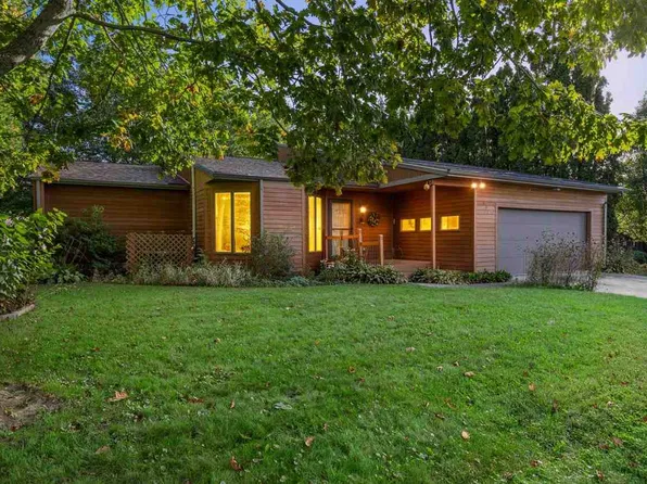 102 Elizabeth Dr, Tipton, IA 52772