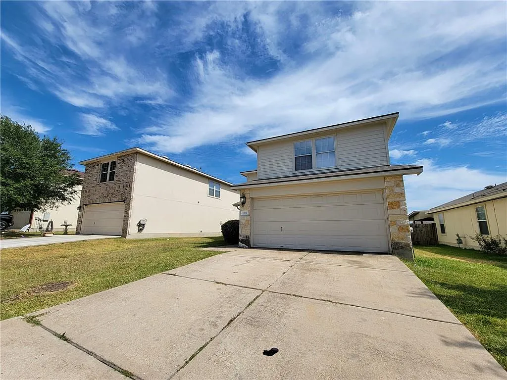 4 bed, 2322 sqft, $2,100 — Photo 2