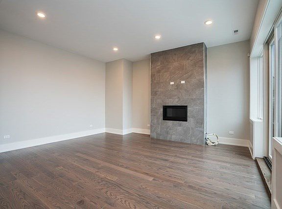 3rd image of 3020 W Belmont Ave #2W