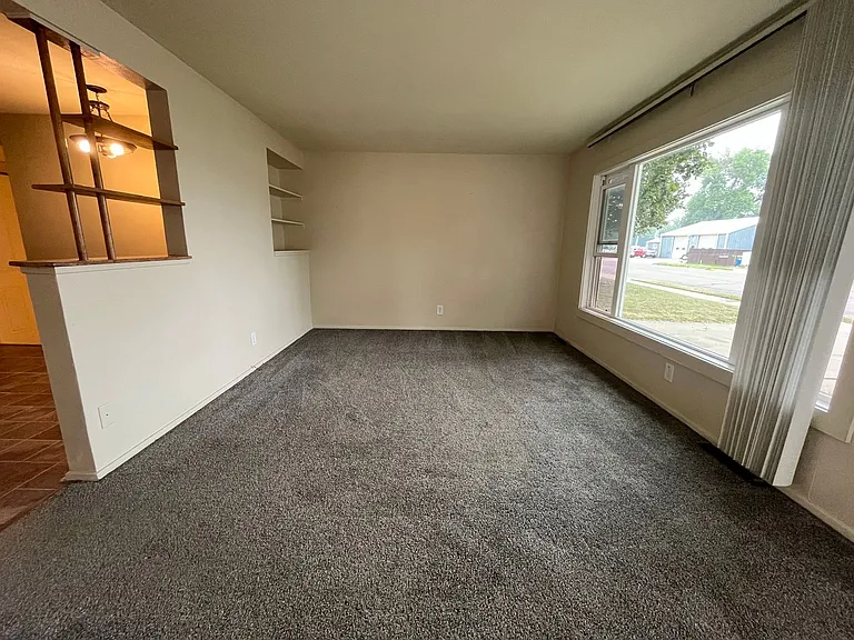 901 N Garfield Ave — Photo 2